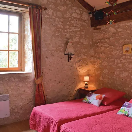 2 Bedroom Cozy In Holiday home